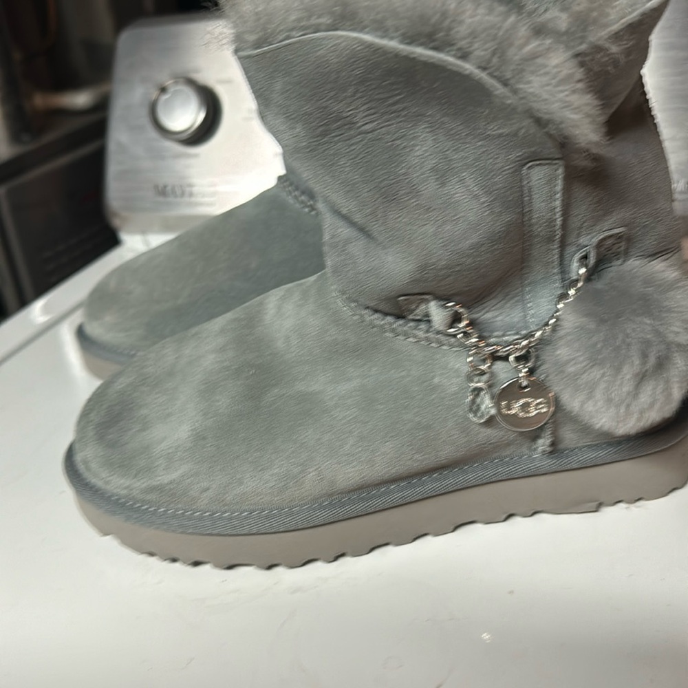 Cute grey Uggs never worn, brand new